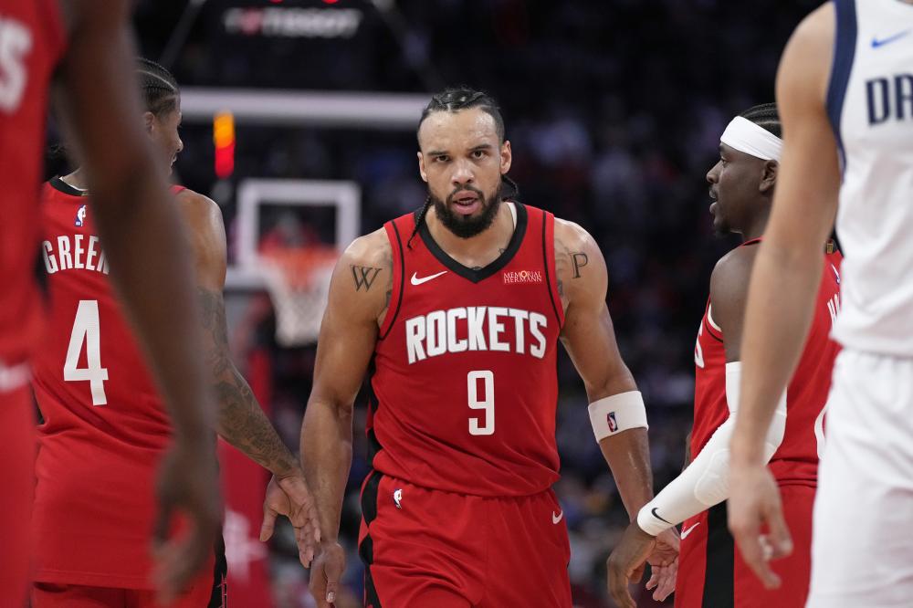 库里：巴特勒总能做出正确选择 他在场上的存在感真的很强.