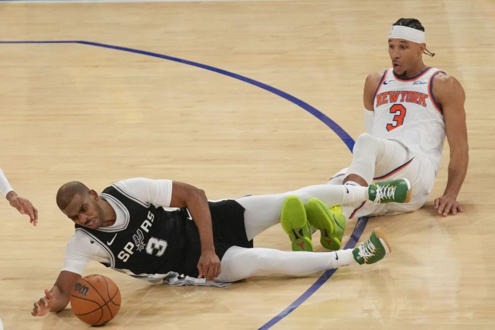 媒体人：杨鸣和CBA裁判泰斗吵得面红耳赤，这一幕让人有些困惑.